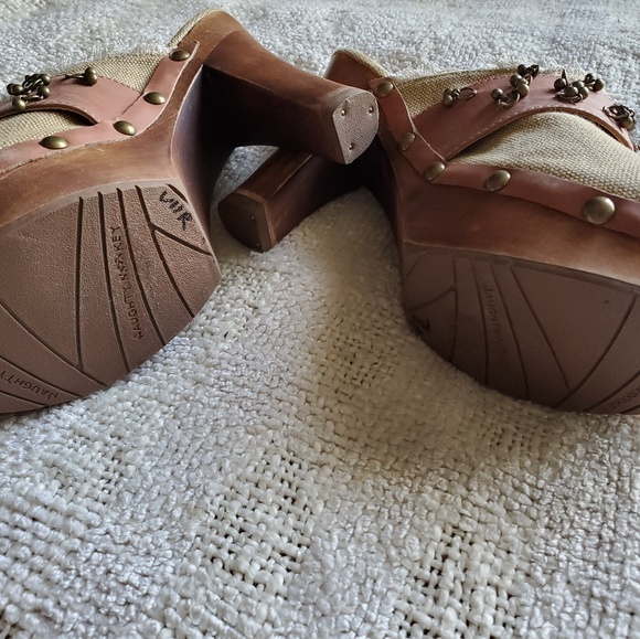 Naughty Monkey Woman's Clogs, 7.5 - Picture 3 of 5